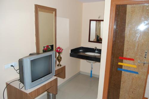 TV a/nebo společenská místnost v ubytování Hotel Utsav