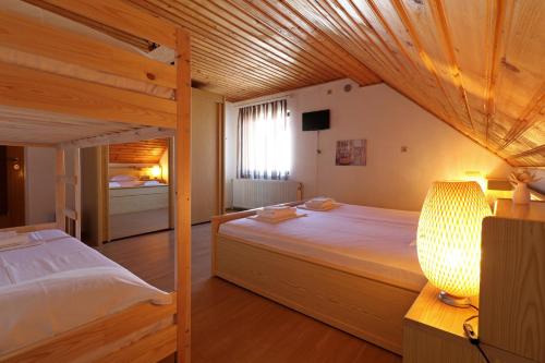 Un dormitorio con una cama grande con techo de madera. en Casa 193 MOTORCYCLE FRIENDS, en Sibiu