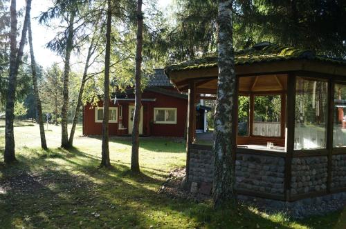 a small cabin in the middle of a forest at Gutzeit in Ädelfors
