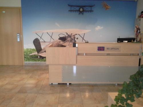 Vstupní hala nebo recepce v ubytování Sky High Hotel Airport 200 meters from the terminal