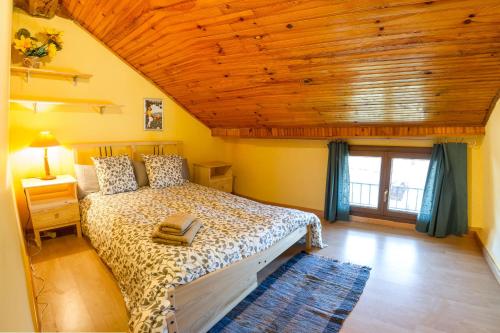 オセジャにあるla Cabaña de la Foretの木製の天井が特徴のベッドルーム1室(ベッド1台付)