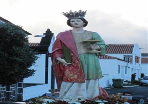 a statue of a woman with a crown on her head at Yes Pico in Santa Luzia