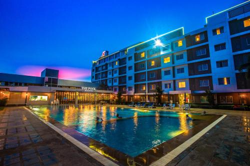 Бассейн в New Travel Lodge Hotel или поблизости