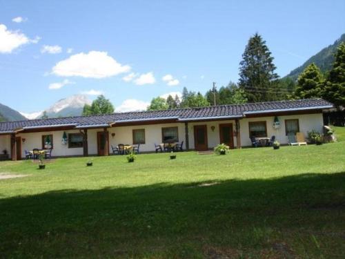 a house with a large lawn in front of it at Ferienwohnung Fam. Bidner in Flattach