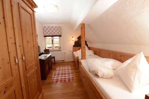 1 dormitorio con 2 camas y escritorio en Ramsbergerhof, en Ramsau am Dachstein