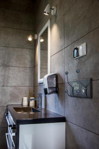 a bathroom with a sink and a mirror at Magnolia Pokoje Gościnne in Malbork