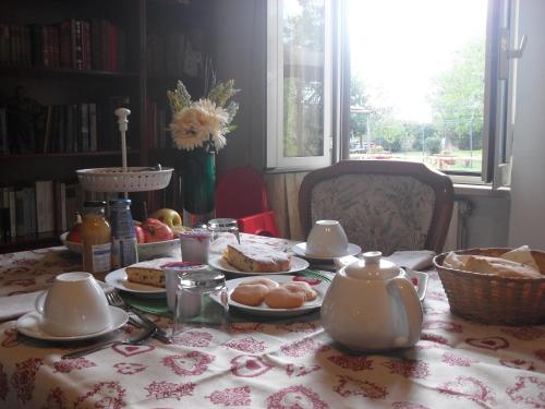 un tavolo con una tovaglia da tavola con sopra del cibo di La Nepitella a Monterosi