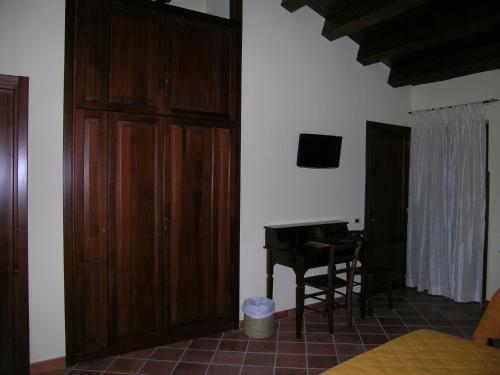 a room with a desk and a wooden closet at Domus Lilio in Petralia Sottana