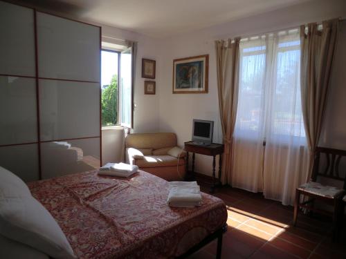 La Nepitella في Monterosi: غرفة نوم بسرير وكرسي ونافذة