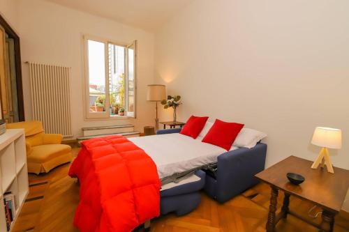 ジェノヴァにあるALTIDO Apt for 3 with Rooftop Balcony and Lovely CityViewのベッドルーム1室(赤い枕のベッド1台付)