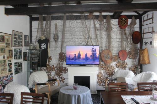 a living room with a tv and a fireplace at Wanha Autti Camping in Autti