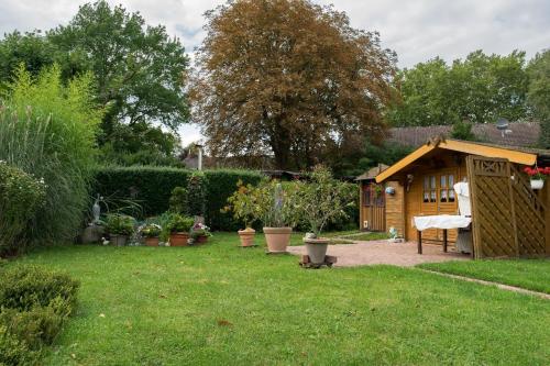 a garden with a shed and some plants at Ferienwohnung Bärbel in Essen