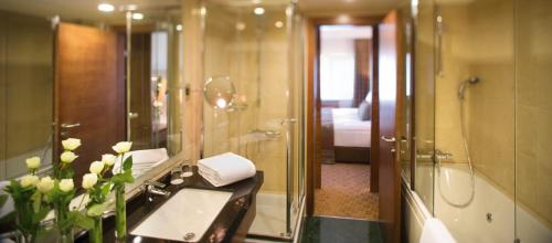 Koupelna v ubytování Mövenpick Hotel Izmir