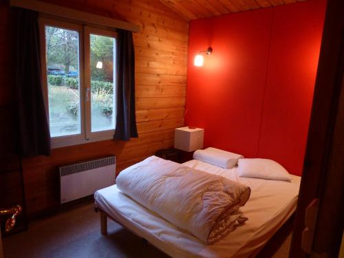 A bed or beds in a room at Chalet Pimpernel