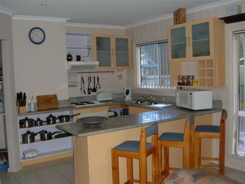 A kitchen or kitchenette at Beachs 'n Greens