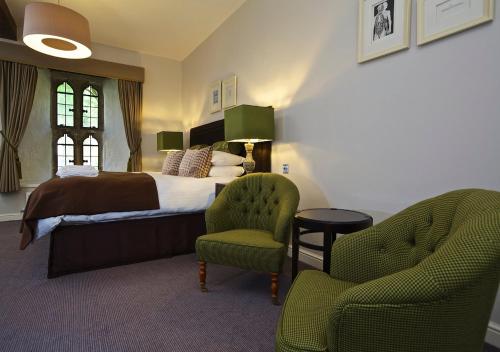 Una cama o camas en una habitación de Dartington Hall