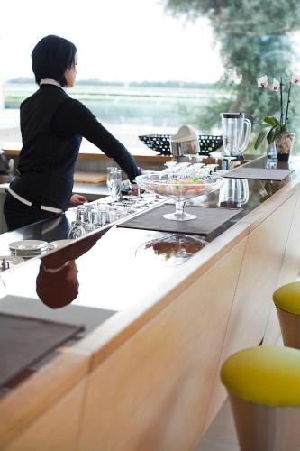 カッシビレにあるEureka Palace Hotel Spa Resortの一皿のビュッフェに立つ女