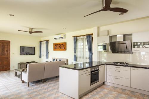 Kuchyň nebo kuchyňský kout v ubytování Idyllic Samui Beach Villa Resort