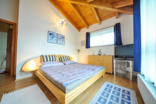 1 dormitorio con 1 cama grande en una habitación en Ferienwohnung Regina, en Sankt Peter-Freienstein