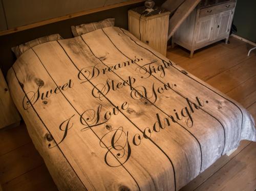 Ένα ή περισσότερα κρεβάτια σε δωμάτιο στο Boeren Biezen Bed Landelijk