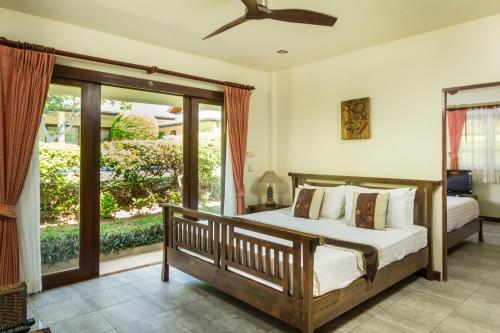 Postel nebo postele na pokoji v ubytování Idyllic Samui Beach Villa Resort