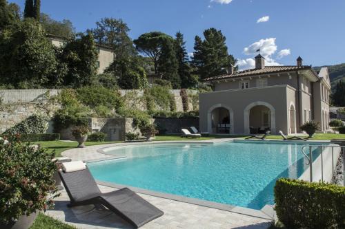 basen przed domem w obiekcie Villa Caiano - Luxury In Tuscany w mieście Londa
