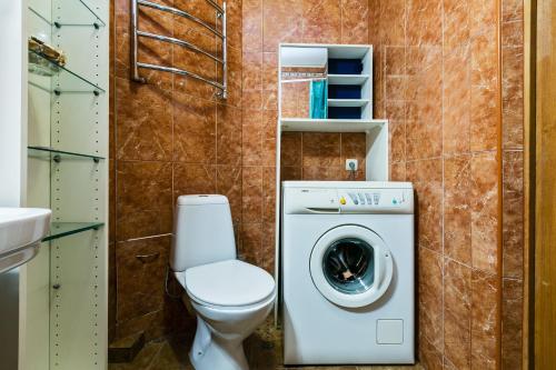 モスクワにあるGMApartments Tretyakovsky Galleryのバスルーム(トイレ、洗濯機付)