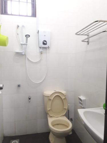 Ванная комната в Escape to Bukit Indah Legoland Retreat Your 5BR Homestay for 1-16 Guests