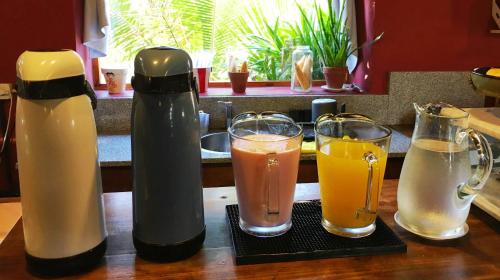 a table with two pitchers and two glasses of juice at Hotel La Cautiva de Ramirez in La Paz