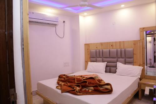 una camera da letto con un letto coperto di Backpackers Heaven New King - New Delhi Train Station a Nuova Delhi