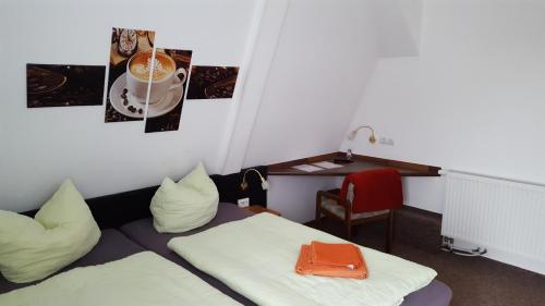 Zimmer mit einem Bett, einem Tisch und einem Schreibtisch in der Unterkunft Hotel Glindenberger Hof in Glindenberg