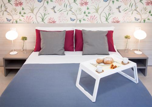 a bedroom with a white bed and a table with a tray of bread at Casa Vistaverde in Perano