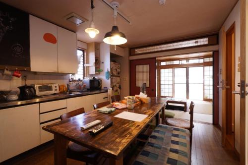 Kuchyňa alebo kuchynka v ubytovaní Kyoto Guesthouse Lantern