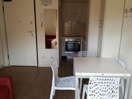 a kitchen with a white table and chairs at Villaggio delle Alpi in Pré-Saint-Didier