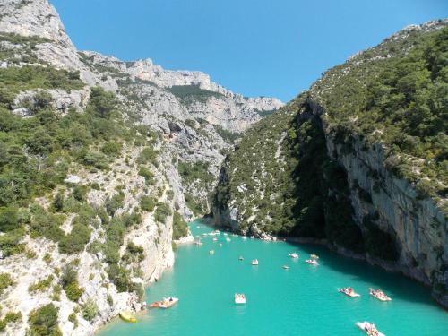a group of boats in a river in a canyon at Joli studio in Aups