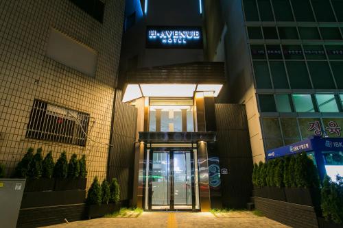 an entrance to a building with a revolving door at H Avenue Hotel Idae Shinchon in Seoul