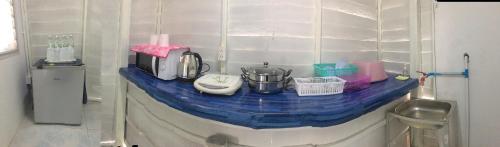 a counter in a bathroom with a counter top at Huen Him Bung in Chiang Rai