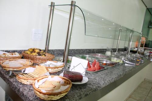 een buffet met veel gerechten op een aanrecht bij Hotel Soldera Inn in Sertãozinho