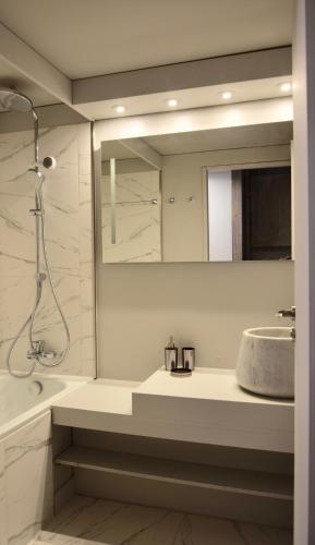 une salle de bain avec un lavabo et un miroir dans l'établissement Little Suite Val d'Isère, à Val dʼIsère