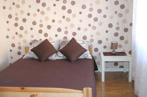- une chambre avec un lit et un mur avec des points de polka dans l'établissement Apartament u Marzenki, à Augustów