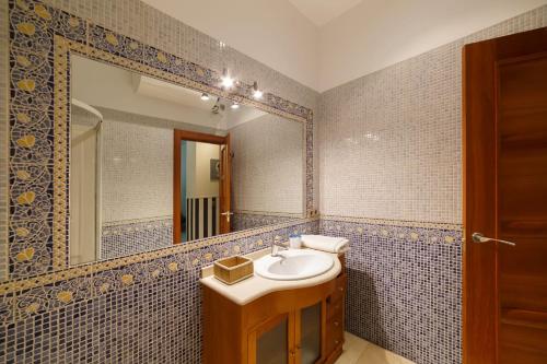 a bathroom with a sink and a mirror at El Jardín del Ángel Sauce in Madrid