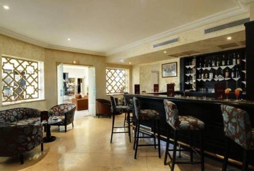 突尼斯的住宿－度派克酒店，餐厅内的酒吧配有椅子和柜台