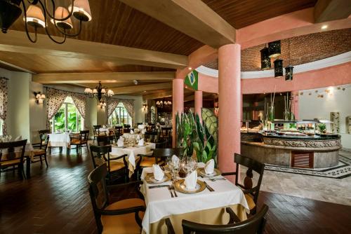 Un restaurante o sitio para comer en Iberostar Paraíso del Mar