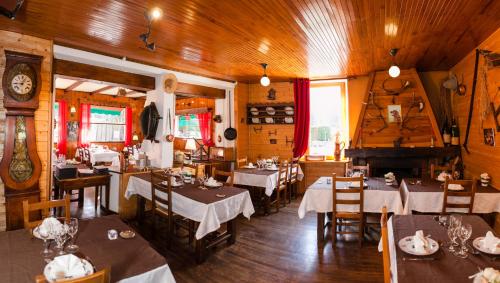 a restaurant with tables and chairs in a room at Au Sans Souci in Saint-Paul-lès-Monestier