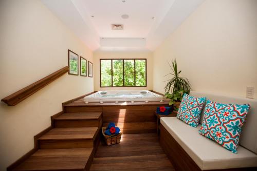 Occidental Cozumel - All Inclusive في كوزوميل: جاكوزي في غرفة مع أريكة