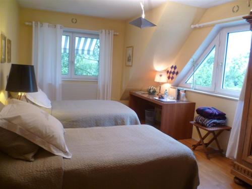 1 dormitorio con 2 camas y ventana en Bois Joli de la Freyère, en Hindisheim