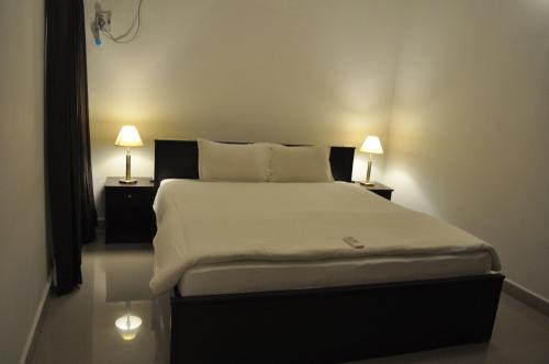 מיטה או מיטות בחדר ב-Jyothi Suites