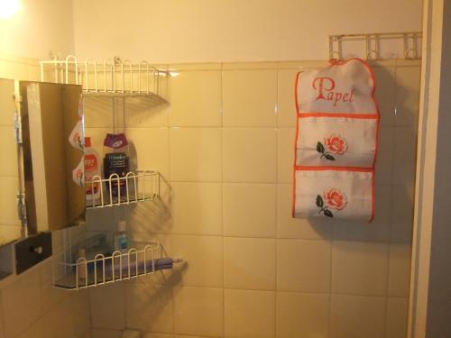 y baño con ducha, toallas y espejo.  en Comodo Chalet en Gesell en Villa Gesell