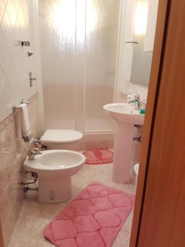 ein Bad mit einem Waschbecken, einem WC und einer Dusche in der Unterkunft Alla casa di Anna in Trapani