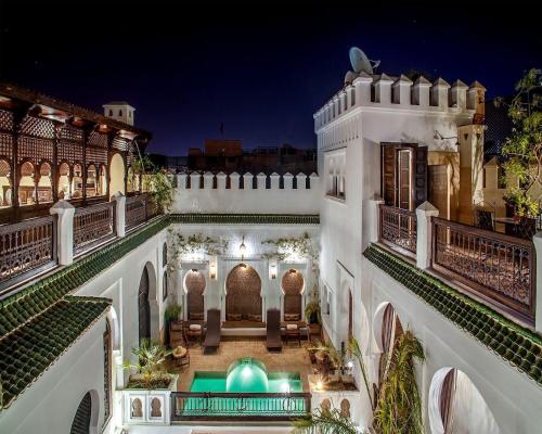 Vista anterior de un edificio con patio por la noche en Riad Omri, en Marrakech